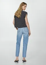 Pantalón de jean celeste de corte mom fit, tiro alto, cinco bolsillos y cierre con cremallera y botón.