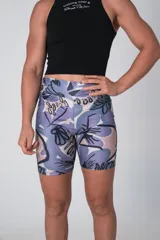 Calza deportiva de tiro alto con estampado floral en tonos lilas y azules, diseñada para mayor confort.