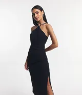 Vestido midi negro de bengalina, sin mangas, con breteles finos, escote halter, pliegues, abertura lateral y cierre por cremallera en la espalda.