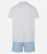 Conjunto de pijama corto para hombre, compuesto por una remera blanca de manga corta con cuello redondo y bolsillo con detalle de rayas azules, y un short azul con rayas verticales blancas y cintura elástica.
