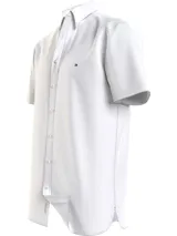 Camisa blanca de manga corta Tommy Hilfiger, corte regular, cuello abotonado y logo bordado en el pecho.