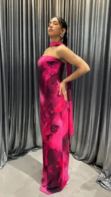 Vestido largo strapless con estampado abstracto en tonos fucsia y negro.