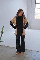 Conjunto de viscosa con felpa, compuesto por un buzo de cuello alto con mangas largas en color negro y paneles laterales en color beige, y un pantalón Oxford negro.