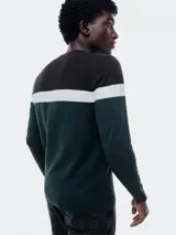 Sweater de punto con cuello redondo, mangas largas y diseño a rayas horizontales en tonos marrón, blanco y verde oscuro.