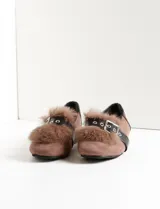 Zapato marrón con puntera cubierta de pelo, detalle de tira de cuero sintético negra con hebilla plateada y pequeño taco cuadrado.