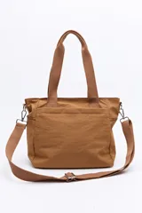 Cartera de nylon color verde militar con asas superiores reforzadas y correa larga regulable y desmontable. Cuenta con bolsillos frontales y laterales con cierre metálico, y un logo de la marca en la parte inferior central.