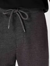 Bermuda básica de algodón color negro, corte recto y largo por encima de la rodilla, con cintura elástica ajustable con cordón.