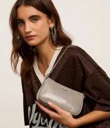 Cartera baguette color marrón con textura símil cuero, correa de cadena plateada y cierre superior con cremallera.