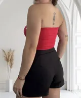 Top strapless rojo con strass plateados.