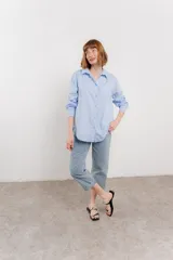 Camisa celeste de algodón, corte clásico, manga larga y cuello camisero.