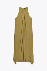 Vestido midi color ocre, de cuello redondo ajustable con cordones y sin mangas. Presenta bolsillos laterales ocultos en la costura y cierre trasero con botones.