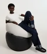 Blusa de viscosa color verde, con cuello redondo y manga corta con detalle plegado.