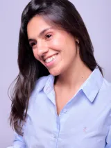 Camisa entallada de manga larga color rosa claro, con cuello clásico y cierre frontal con botones.