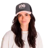 Gorro trucker gris con visera rosa y logo de Caterpillar bordado en rosa.