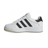 Zapatillas Adidas Superstar XLG blancas con las tres tiras laterales negras y contrafuerte trasero negro.