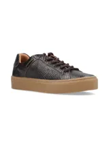 Sneaker de cuero vacuno con estampado de camuflaje y suela marrón.