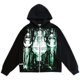 Campera negra de felpa con cierre metálico y capucha. Diseño estampado con motivos de arte biomecánico en tonos verdes.