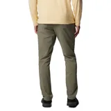 Pantalón chino color marrón claro, de corte recto, con tecnología Omni-Shield que repele la humedad y resiste las manchas. Incluye bolsillos de mano, bolsillo de seguridad, detalles de fuelle y presillas para cinturón.