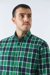 Camisa de viyela roja y azul marino a cuadros, corte slim, con logo bordado, bolsillos con botón y manga larga.