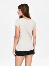 Remera de manga corta color crema, con cuello redondo.