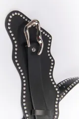 Cinto negro de cuero con tachas plateadas.