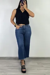 Pantalón jean azul oscuro, corte culotte, con tiro alto y terminación desflecada.