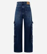 Pantalón wide leg de jeans con trabillas en la cintura, cierre por botón y cremallera, y bolsillos cargo.