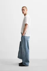 Pantalón de jean celeste con efecto lavado, corte amplio tipo baggy y cinco bolsillos.