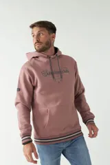 Buzo canguro azul marino con capucha ajustable con cordones, bolsillo tipo canguro, puños a rayas y logo estampado al frente.