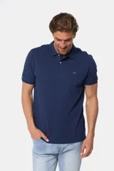 Remera polo de piqué lisa color rojo, con cuello en rib y botones personalizados.