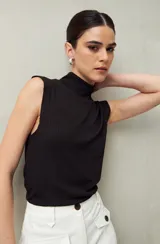 Top negro sin mangas de cuello alto tipo polera.