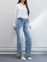 Jean wide leg de tiro medio, marca DJEANS, color celeste. Pretina con pasadores, botón y cierre. Delantera con bolsillos inclinados, trasera con bolsillos aplicados.
