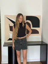 Short de jean negro con tiro alto, corte semi baggy y bolsillos delanteros.