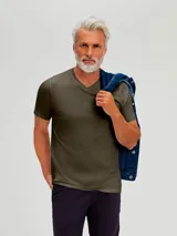 Camiseta gris oscuro de manga corta con cuello en V.