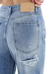 Pantalón de jean celeste de corte ancho con ruedo desflecado y dobladillo.