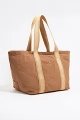 Bolso maxi de nylon color marrón con estructura blanda y doble asa de tejido con detalles en cuero. Incluye bolsillo interior, cierre con cremallera y placa metálica con logo grabado.