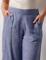 Pantalón crop de lino color azul con pretina trasera elastizada y bolsillos delanteros.