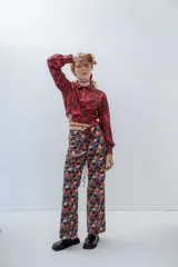 Pantalón de gabardina elastizada con estampado geométrico multicolor, corte recto y lazo ajustable en la cintura.