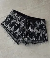 Short de jean con lentejuelas plateadas, tiro alto y terminación desflecada.