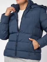 Campera puffer azul con capucha y cierre frontal.