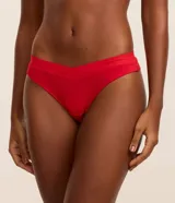 Bombacha bikini hilo color rojo, con textura acanalada y cintura con lettering.