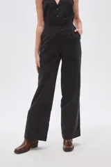 Pantalón negro de viscosa, de corte recto y tiro medio.