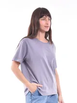 Remera gris de corte recto y mangas cortas.