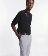 Pantalón de vestir gris con estampado a cuadros, corte slim fit, con bolsillos laterales y traseros.