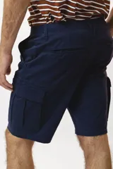 Bermuda color beige con bolsillos cargo laterales.