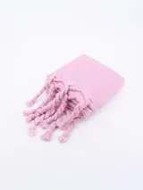 Bufanda rectangular tejida color rosa con flecos trenzados en los extremos.