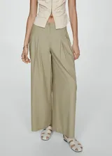Pantalón ancho color verde oscuro, con plisados en la parte frontal y cintura alta.