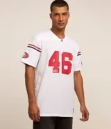 Remera deportiva blanca de manga corta con tecnología Dry, cuello en V, detalles de rayas en mangas y cuello, y estampado del logo de los San Francisco 49ers.