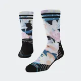 Medias deportivas de caña media (crew) con estampado floral en tonos pastel (rosado, celeste, blanco) sobre fondo negro. Presentan detalles en negro en el talón, puntera y banda elástica superior con dos franjas negras.