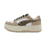 Zapatillas urbanas Puma Rebound Femme Low Animal, color blanco con detalles en beige y estampado animal print.